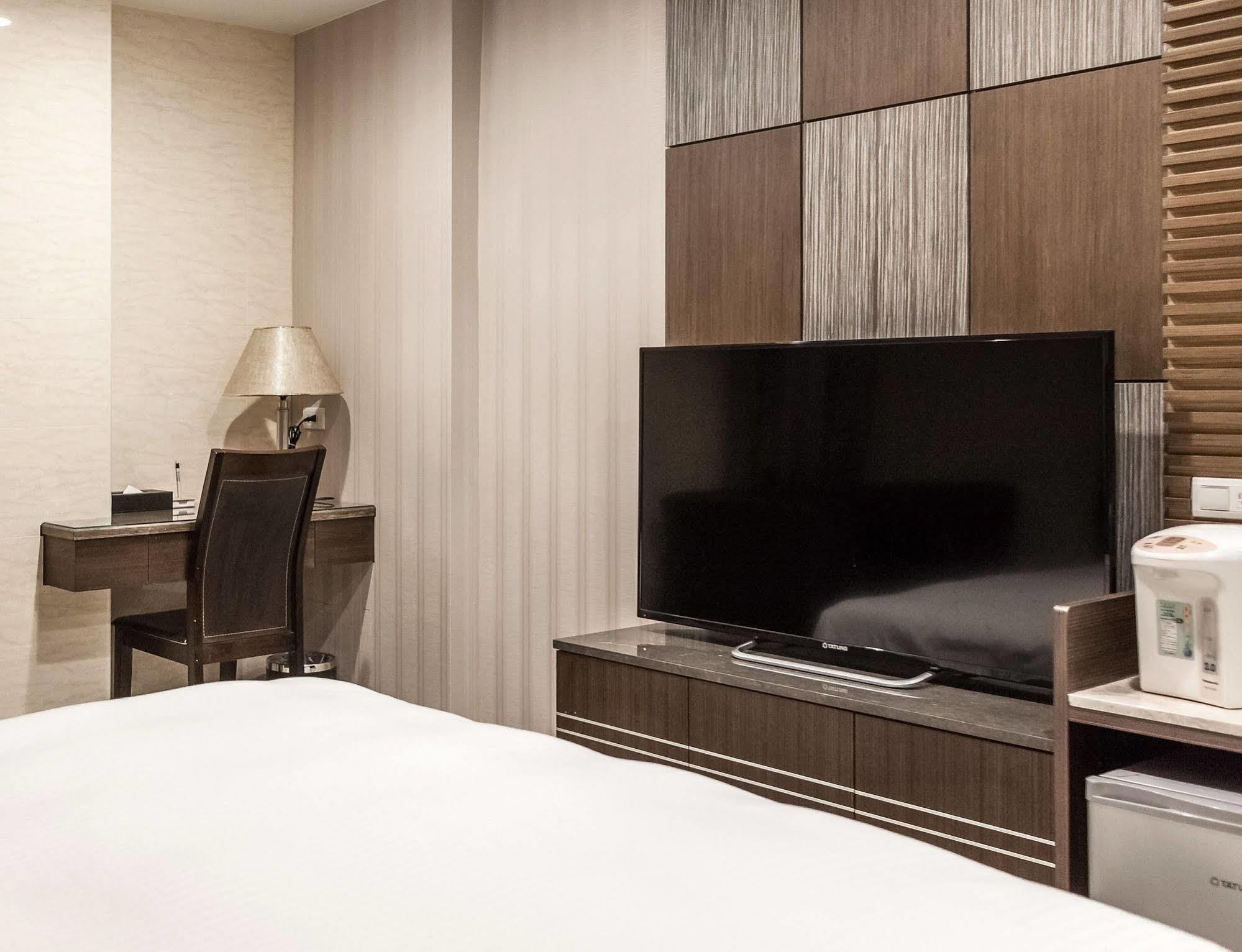 Maple Hotel Tainan Exterior foto